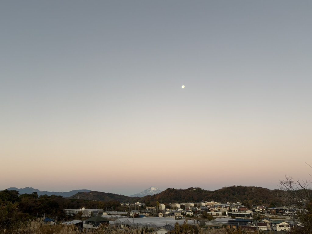 湘南国際マラソン2025のスタート前の富士山の様子
